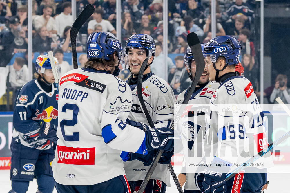 The Ingolstadt fans celebrate with Sam Ruopp ERC Ingolstadt, 02, on his second goal, making the score 0–4 GER, EHC Red Bull Munich vs. ERC Ingolstadt, DEL, 2026–2027 season, Matchday 7, October 9, 2026. Photo: HMB Media, Franz Feiner