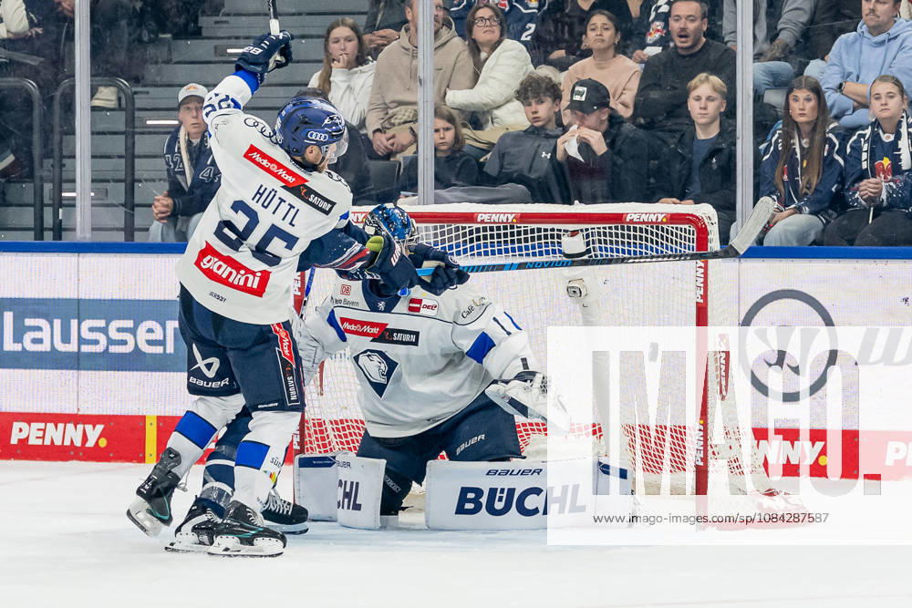 Veit Oswald, EHC Red Bull Munich, 27, misses against Leon Huettl, ERC Ingolstadt, 25, and Jonas Stettmer, goaltender, ERC Ingolstadt, 01 GER, EHC Red Bull Munich vs. ERC Ingolstadt, DEL, 2026–2027 season, Matchday 7, October 9, 2026. Photo: HMB Media, Franz Feiner