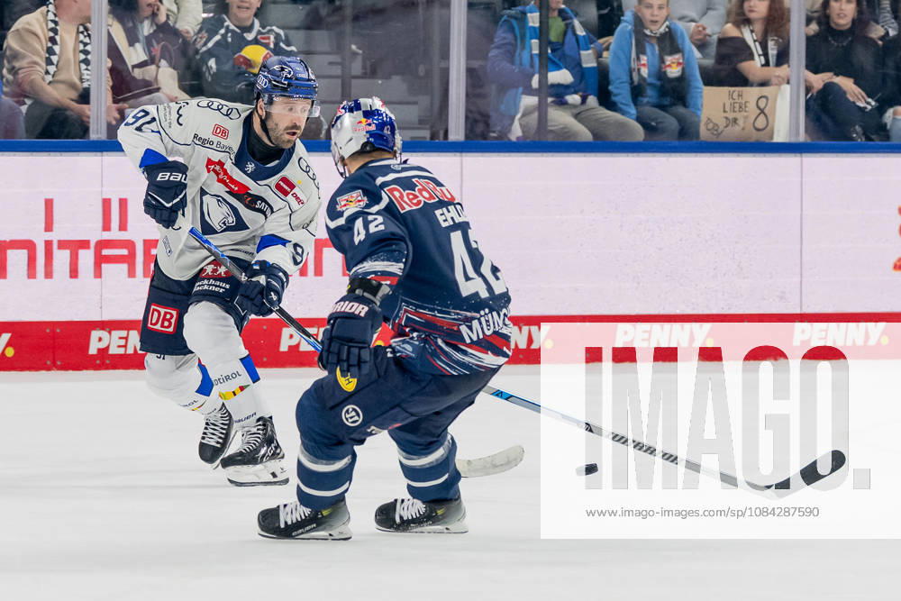 Battle for the Puck: Face-off between Riley Sheen (ERC Ingolstadt, 91) and Yasin Ehliz (EHC Red Bull Munich, 42, GER), EHC Red Bull Munich vs. ERC Ingolstadt, DEL, 2026–2027 season, Matchday 7, October 9, 2026 Photo: HMB Media, Franz Feiner
