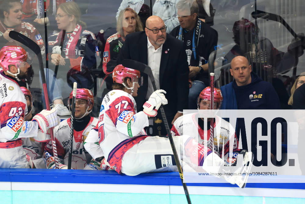 DEU, GER, Ice Hockey, Match Day, 2026–27 Season, Berlin, Eisbären Berlin vs. Grizzly Wolfsburg Head Coach Eric Dubois, Eisbären Berlin, Eisbären Bench, nordphoto GmbH, Engler, City, Über Arena, Federal State, Country