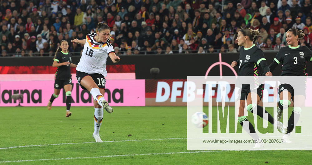 Karlsruhe, Women s International Soccer Match: Germany vs. Australia, Goal to make it 2-0, on the left: goal scorer Melissa Kössler (GER)