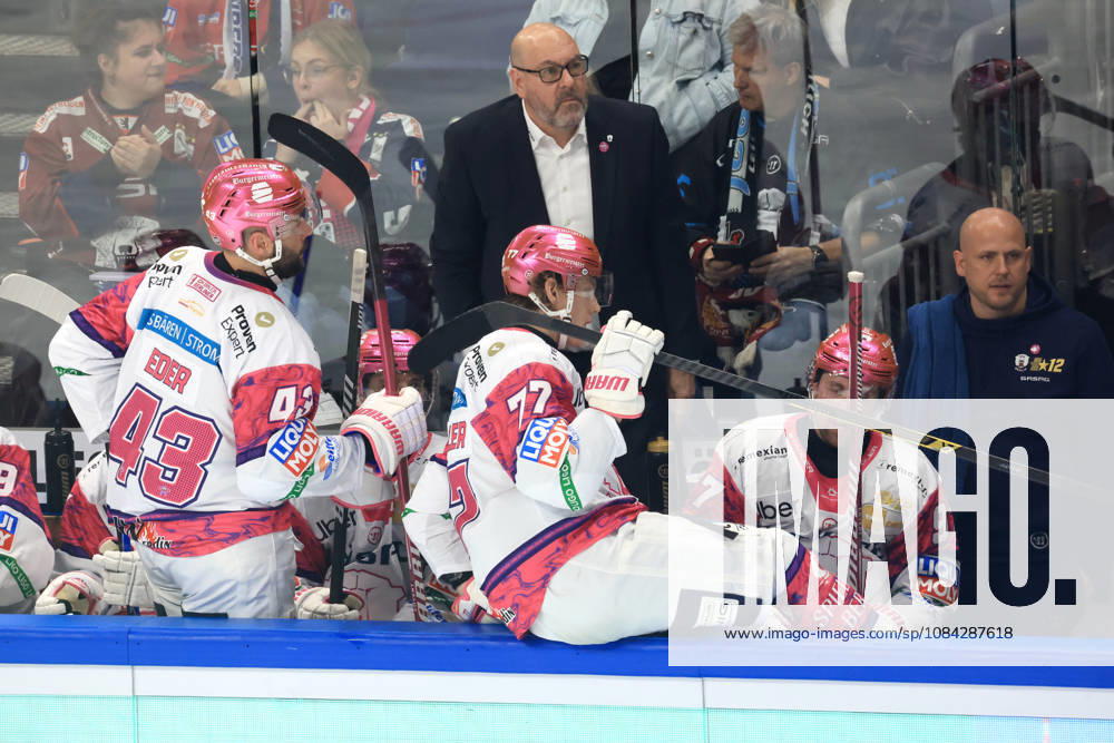 DEU, GER, Ice Hockey, Match Day, 2026–27 Season, Berlin, Eisbären Berlin vs. Grizzly Wolfsburg Head Coach Eric Dubois, Eisbären Berlin, Eisbären Bench, nordphoto GmbH, Engler, City, Über Arena, Federal State, Country
