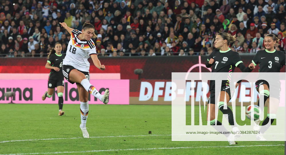 Karlsruhe, Women s International Soccer Match: Germany vs. Australia, Goal to make it 2-0, on the left: goal scorer Melissa Kössler (GER)