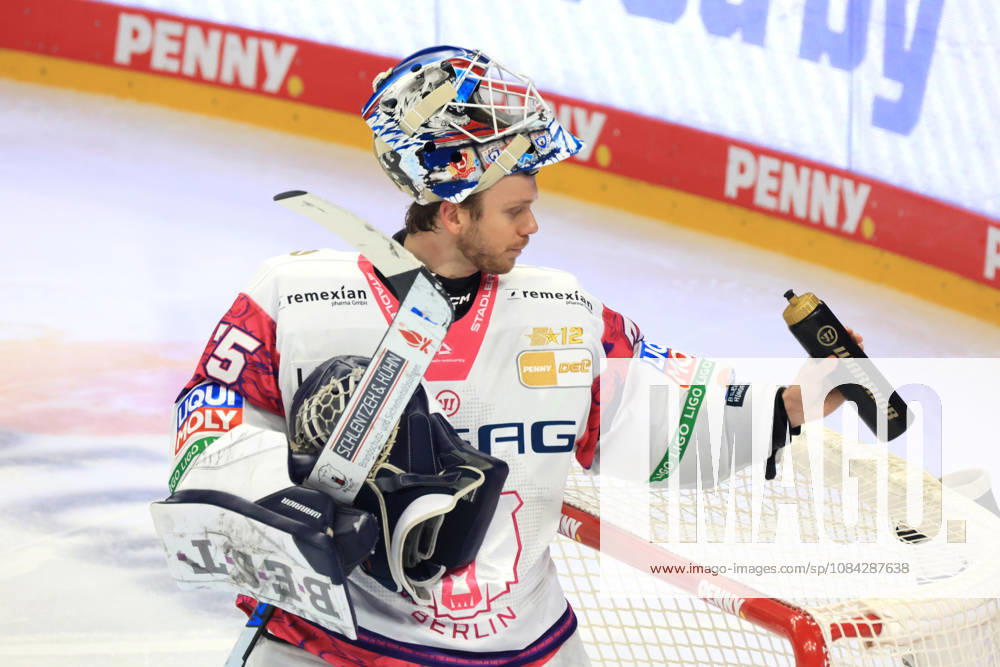 DEU, GER, Ice Hockey, Match Day, 2026–27 Season, Berlin, Eisbären Berlin vs. Grizzly Wolfsburg, Jonas Neffin, Eisbären Berlin 75, Cutout, Helmet Up, Water Bottle, nordphoto GmbH, Engler, City, Über Arena, Federal State, Country