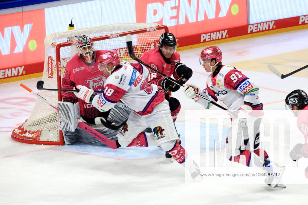 DEU, GER, Ice Hockey, Match Day, 2026–27 Season, Berlin, Eisbären Berlin vs. Grizzly Wolfsburg Yannick Veilleux Eisbären Berlin 38, Tobias Krestan Eisbären Berlin 91, Dustin Strahlmeier Grizzly Wolfsburg 1, Tommy Pasanen Grizzly Wolfsburg 16 nordphoto GmbH Engler City Uber Arena State Country