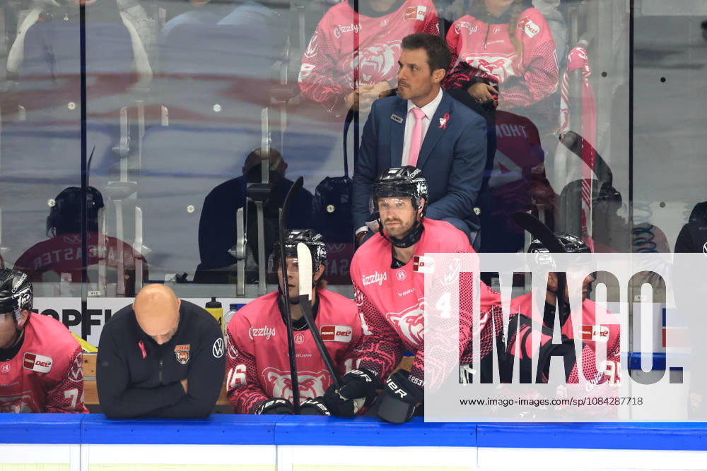DEU, GER, Ice Hockey, Match Day, 2026–27 Season, Berlin, Eisbären Berlin vs. Grizzly Wolfsburg, Coach Tyler Haskins, Grizzly Wolfsburg, Wolfsburg bench, nordphoto GmbH, Engler, City, Uber Arena, State, Country