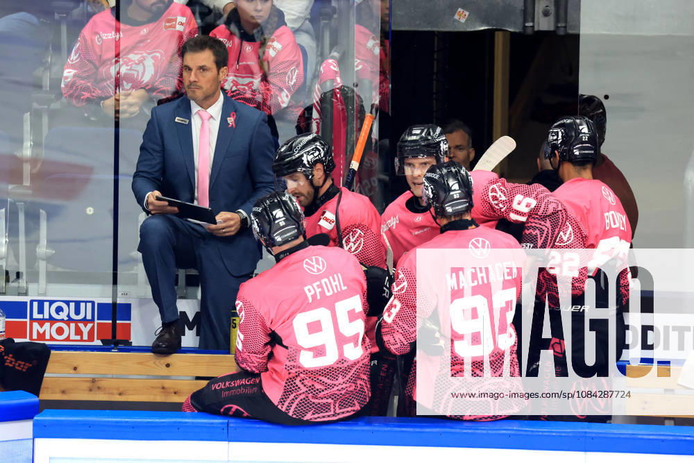 DEU, GER, Ice Hockey, Match Day, 2026–27 Season, Berlin, Eisbären Berlin vs. Grizzly Wolfsburg, Coach Tyler Haskins, Grizzly Wolfsburg, Wolfsburg bench, nordphoto GmbH, Engler, City, Uber Arena, State, Country