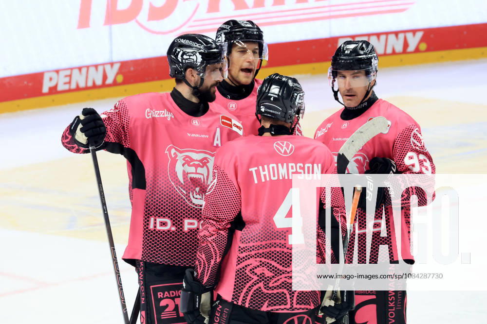 DEU, GER, Ice Hockey, Match Day, 2026–27 Season, Berlin, Eisbären Berlin vs. Grizzly Wolfsburg, Wolfsburg Players, Keaton Thompson (Grizzly Wolfsburg 4), Spencer Machacek (Grizzly Wolfsburg 93), Julian Melchiori (Grizzly Wolfsburg 44), nordphoto GmbH, Engler City, Über Arena, State, Country