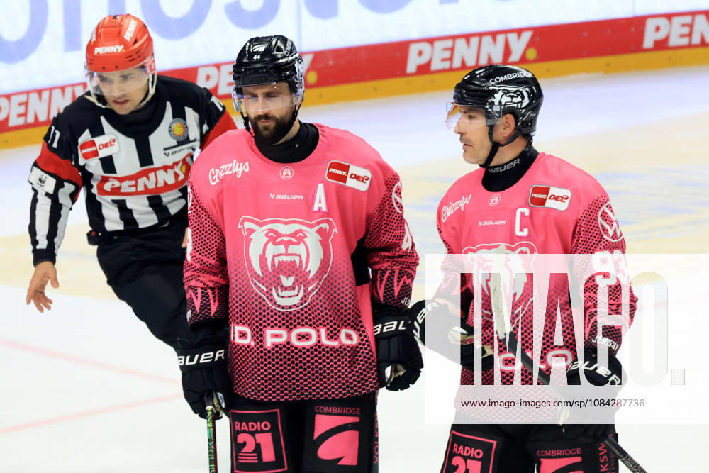 DEU, GER, Ice Hockey, Match Day, 2026–27 Season, Berlin, Eisbären Berlin vs. Grizzly Wolfsburg Julian Melchiori (Grizzly Wolfsburg 44), Spencer Machacek (Grizzly Wolfsburg 93), talking, discussing nordphoto GmbH Engler City About Arena State Country