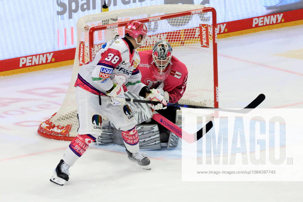 DEU, GER, Ice Hockey, Match Day, 2026–27 Season, Berlin, Eisbären Berlin vs. Grizzly Wolfsburg, Yannick Veilleux (Eisbären Berlin 38), Dustin Strahlmeier (Grizzly Wolfsburg 1), nordphoto GmbH, Engler, City, Über Arena, Federal State, Country