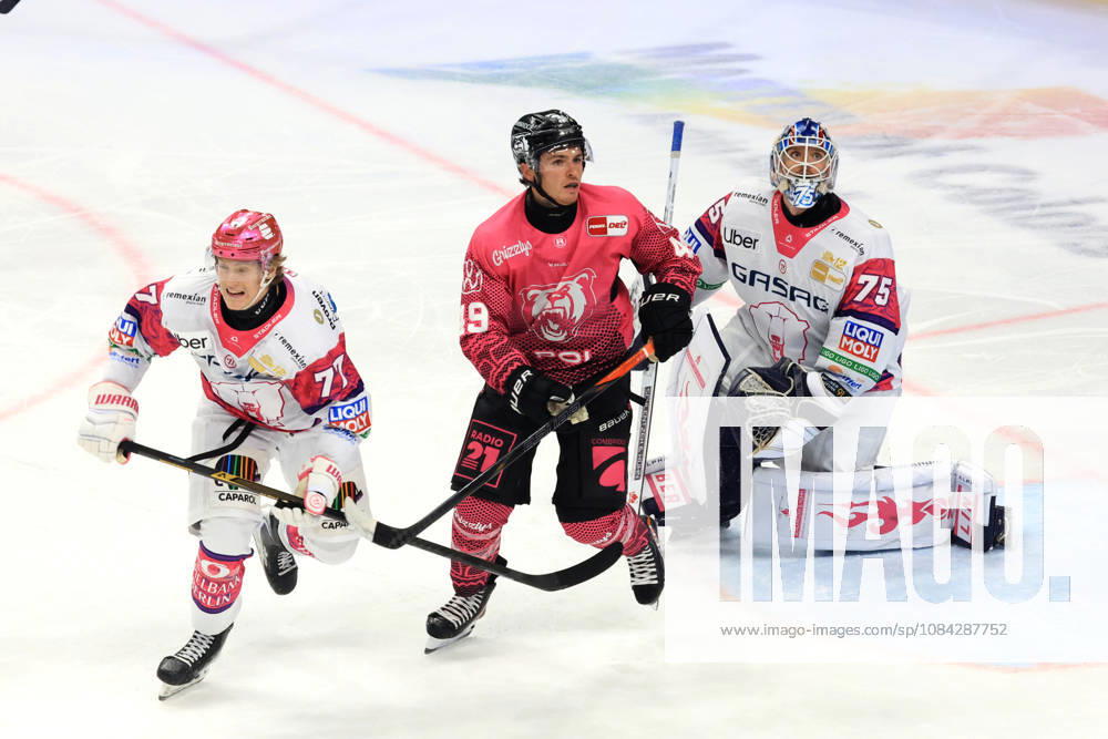 DEU, GER, Ice Hockey, Match Day, 2026–27 Season, Berlin, Eisbären Berlin vs. Grizzly Wolfsburg Eric Hoerdler, Eisbären Berlin 77, Jonas Neffin, Eisbären Berlin 75, Bobby Lynch, Grizzly Wolfsburg 49 nordphoto GmbH Engler City About Arena State Country