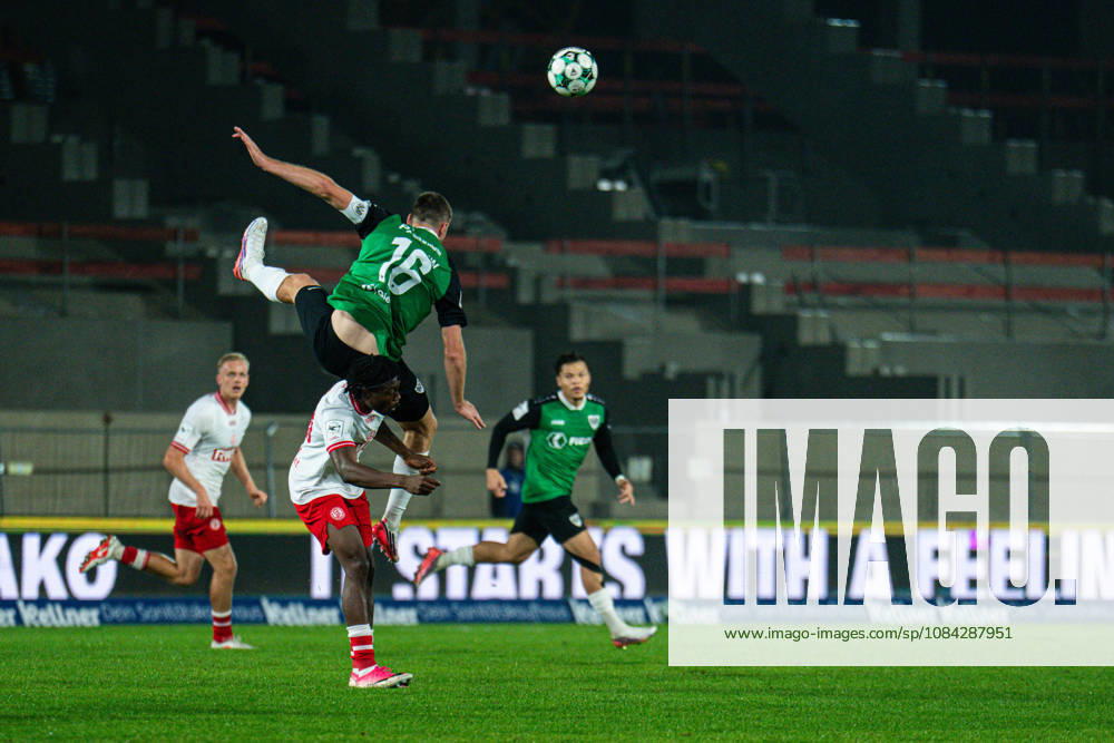 3rd Division, Matchday 8, SC Preußen Münster vs. Rot-Weiss Essen at the LVM Preußenstadion; Torge Paetow of Münster falls to the ground during a header duel. IMPORTANT NOTICE: In accordance with DFB and DFL regulations, it is prohibited to use or allow the use of photographs taken in the stadium and or during the game in the form of sequential images and or video-like photo series
