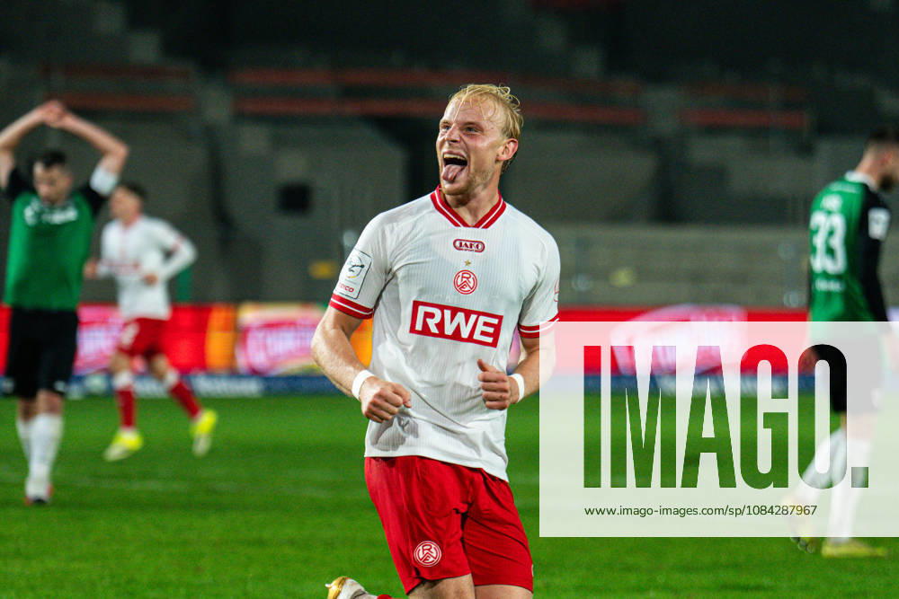 3rd Division, Matchday 8, SC Preußen Münster vs. Rot-Weiss Essen at the LVM Preußenstadion—the goal that tied the score at 2–2, with Ben Hüning of Essen celebrating here. IMPORTANT NOTICE: In accordance with DFB and DFL regulations, it is prohibited to use or allow the use of photographs taken in the stadium and or during the game in the form of sequential images and or video-like photo series