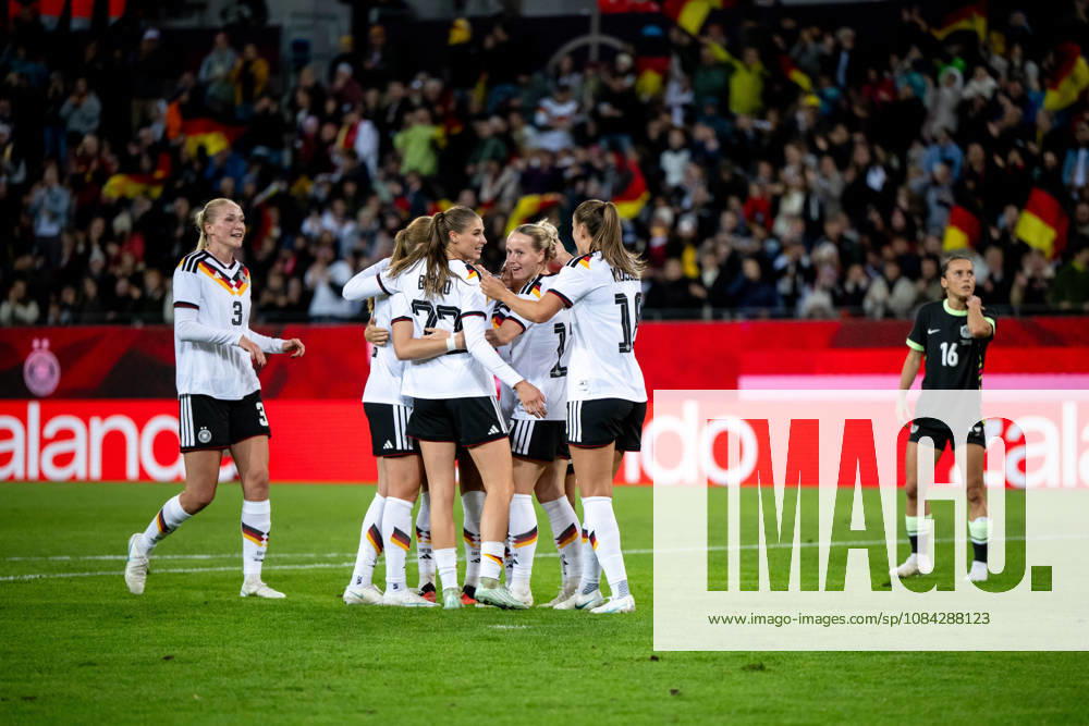 GER, Soccer, Women s, International Match, Karlsruhe, Germany vs. Australia: Camilla Küver (Germany, 3), Jule Brand (Germany, 22), Franziska Kett (Germany, 17), and Melissa Kössler (Germany, 18) celebrate the goal that made it 1–0. Karlsruhe, BBBank Wildpark, Baden-Württemberg, Germany