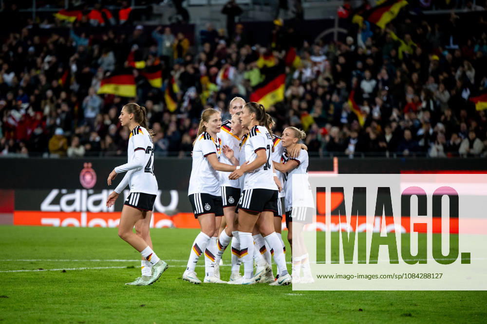 GER, Soccer, Women s, International Match, Karlsruhe, Germany vs. Australia: Jule Brand (Germany), 22; Sjoeke Nüsken (Germany), 9; Franziska Kett (Germany), 17; Melissa Kössler (Germany), 18, and Elisa Senß (Germany), 20, celebrate the goal that made it 1–0. Karlsruhe BBBank Wildpark, Baden-Württemberg, Germany