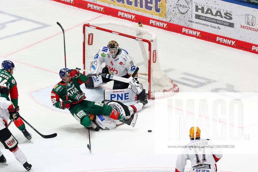 One-on-one, action, featuring Philipp Krauss (No. 20, Augsburg Panthers) and goaltender Kristers Gudlevskis (No. 30, Fischtown Pinguins), Augsburger Panther vs. Fischtown Pinguins, Matchday 7, Ice Hockey, Penny DEL, Oct. 9, 2026, Augsburg, Bavaria, Germany