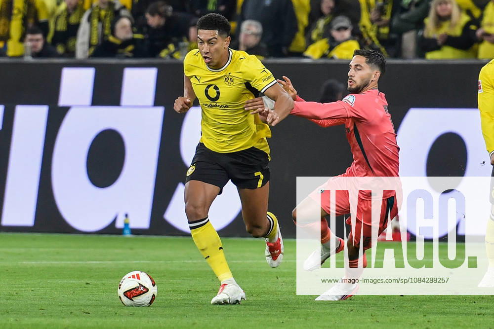 From left: Jobe Bellingham (Dortmund) and Ludovit Reis (Bremen) in a one-on-one duel, September 10, 2026 ¢ Soccer ¢ Borussia Dortmund vs. SV Werder Bremen, Signal Iduna Park, Dortmund, DFB and DFL regulations prohibit any use of photographs as image sequences and or quasi-video. NRW, Germany