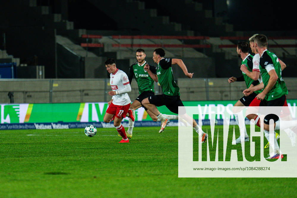 3rd Division, Matchday 8, SC Preußen Münster vs. Rot Weiss Essen at the LVM Preußenstadion: Semir Telalovic of Essen challenges a defender. IMPORTANT NOTICE: In accordance with DFB and DFL regulations, it is prohibited to use or allow the use of photographs taken in the stadium and or during the game in the form of sequential images and or video-like photo sequences