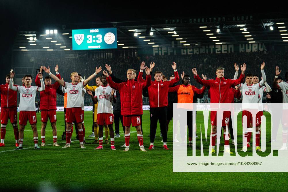 3rd Division, Matchday 8, SC Preußen Münster vs. Rot Weiss Essen at the LVM Preußenstadion, Rot Weiss Essen in front of the stands IMPORTANT NOTICE: In accordance with DFB and DFL regulations, it is prohibited to use or allow the use of photographs taken in the stadium and or during the game in the form of sequential images and or video-like photo series.