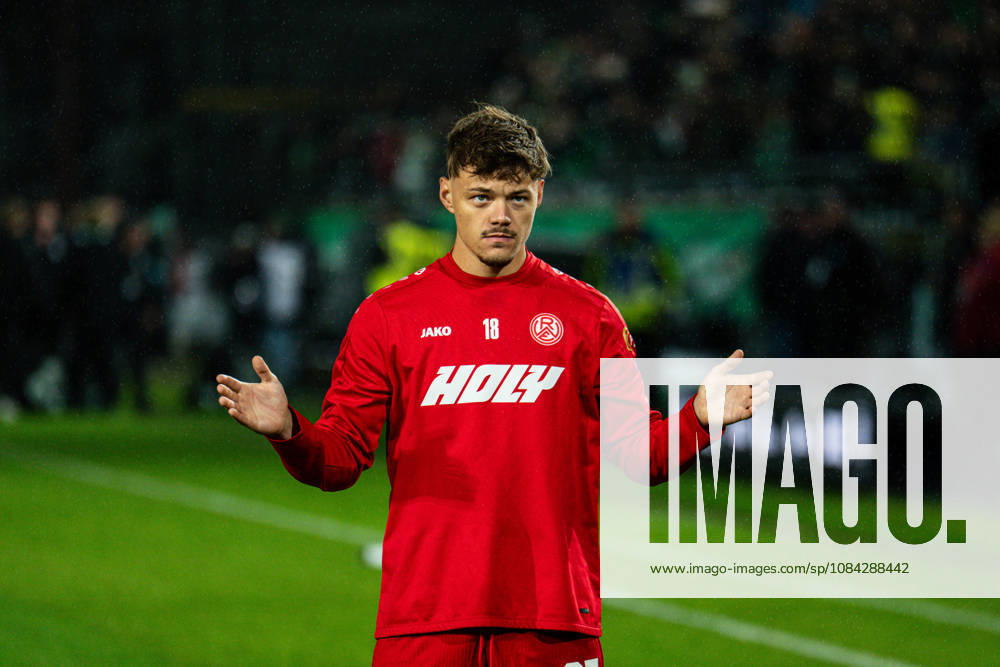 3rd Division, Matchday 8, SC Preußen Münster vs. Rot Weiss Essen at the LVM Preußenstadion; Jannik Hofmann, Essen, disappoints. IMPORTANT NOTICE: In accordance with DFB and DFL regulations, it is prohibited to use or allow the use of photographs taken in the stadium and or during the game in the form of sequential images and or video-like photo series