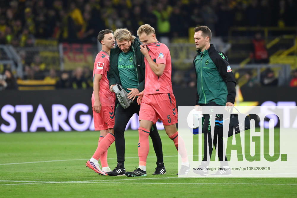 Injury: Amos Pieper, Werder Bremen, October 9, 2026; Soccer, Bundesliga 1, 2026–2027 season, Matchday 5, Borussia Dortmund vs. SV Werder Bremen. DFL regulations prohibit any use of photographs as image sequences and or quasi-video. Dortmund, Signal Iduna Park, North Rhine-Westphalia, Germany Team2