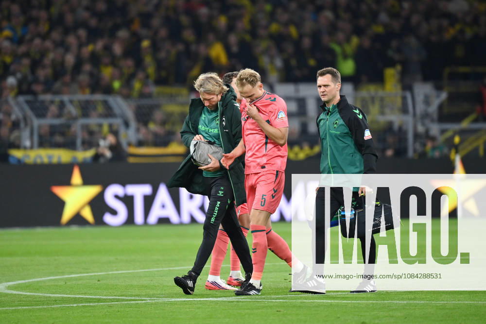 Injury: Amos Pieper, Werder Bremen, October 9, 2026; Soccer, Bundesliga 1, 2026–2027 season, Matchday 5, Borussia Dortmund vs. SV Werder Bremen. DFL regulations prohibit any use of photographs as image sequences and or quasi-video. Dortmund, Signal Iduna Park, North Rhine-Westphalia, Germany Team2