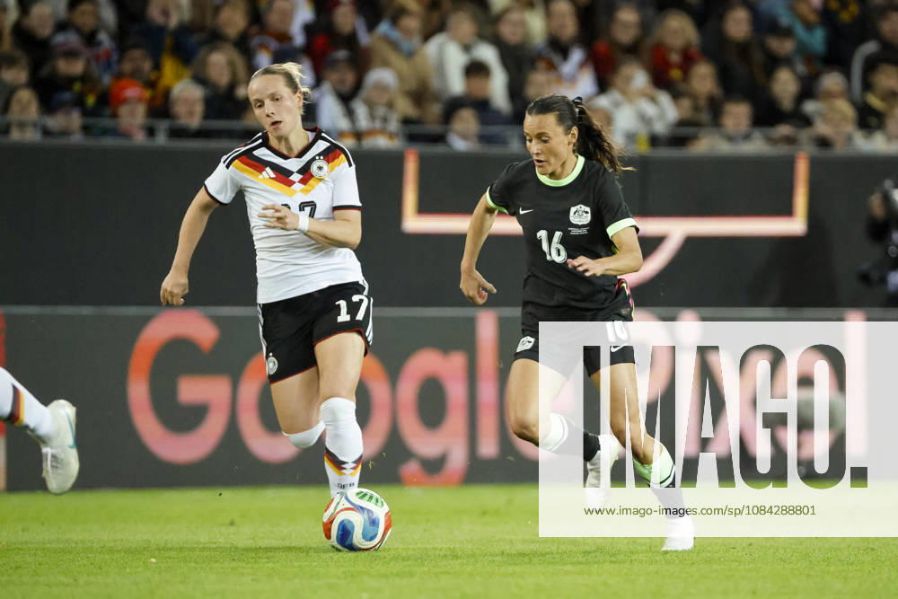 Franziska Kett of Germany, 17, and Hayley Raso of Australia, 16, in a footrace; Germany, soccer, women s, friendly match, 2026, Germany vs. Australia, October 9, 2026, Karlsruhe BBBank Wildpark, Germany