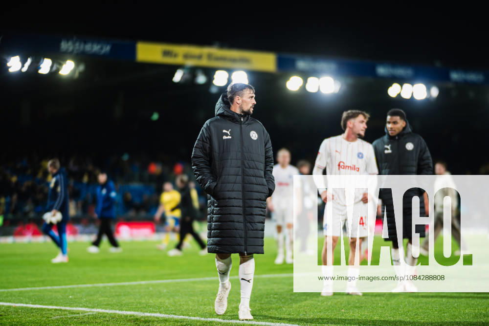 2. Bundesliga: Eintracht Braunschweig vs. Holstein Kiel, October 9, 2026: Jonas Meffert (Holstein Kiel, age 28) heads toward the away fans. Soccer, 2. Bundesliga, Matchday 7: Eintracht Braunschweig vs. Holstein Kiel on October 9, 2026, at Eintracht Stadium, Braunschweig DFL REGULATIONS PROHIBIT ANY USE OF PHOTOGRAPHS AS IMAGE SEQUENCES AND OR QUASI-VIDEO