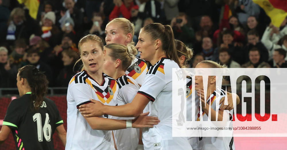 Karlsruhe, Women s International Soccer Match: Germany vs. Australia, Germany Celebrates, from left: Sjoeke Nüsken, Melissa Kössler