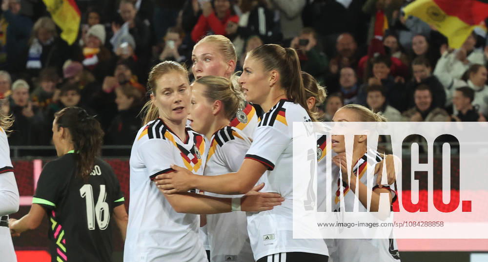 Karlsruhe, Women s International Soccer Match: Germany vs. Australia, Germany Celebrates, from left: Sjoeke Nüsken, Melissa Kössler