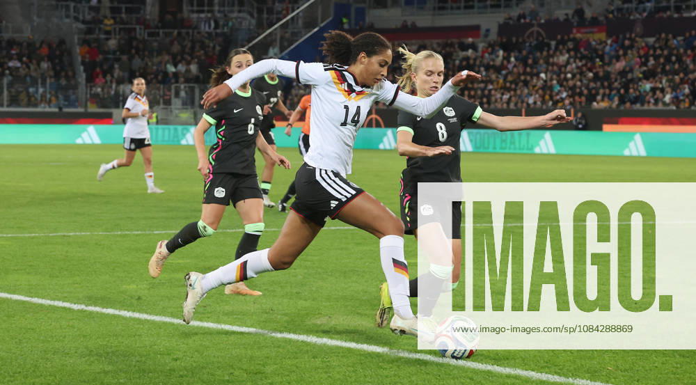 Karlsruhe, Women s International Soccer Match: Germany vs. Australia; from left: Cora Zicai, Ger Kaitl
