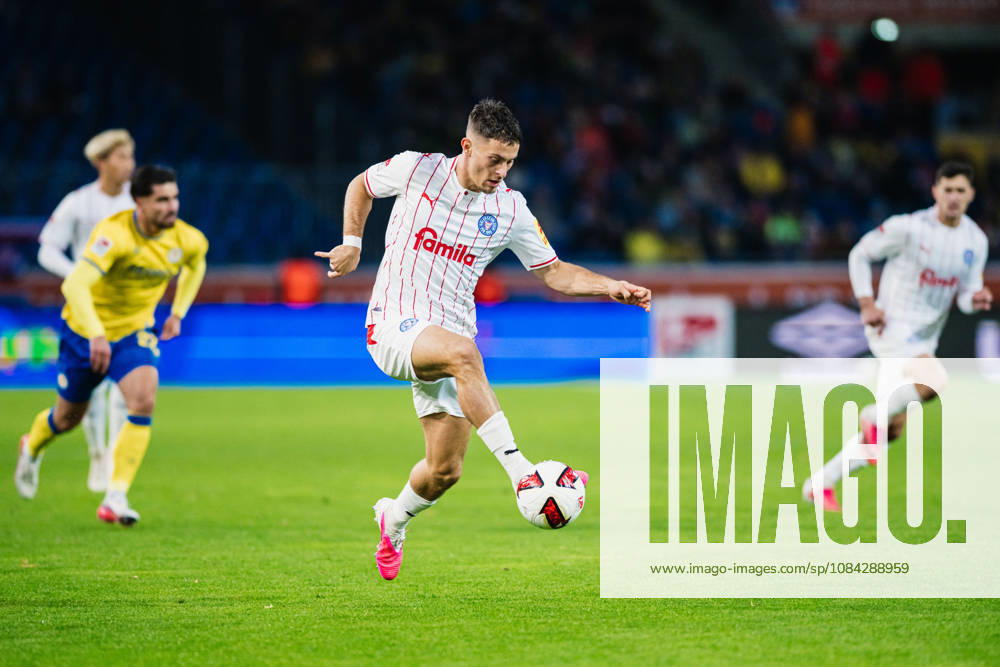 2. Bundesliga: Eintracht Braunschweig vs. Holstein Kiel, October 9, 2026; Adrian Kapralik, Holstein Kiel; 20 on the ball; soccer; 2. Bundesliga; Matchday 7: Eintracht Braunschweig vs. Holstein Kiel on October 9, 2026, at Eintracht Stadium, Braunschweig DFL regulations prohibit any use of photographs as image sequences and or quasi-video