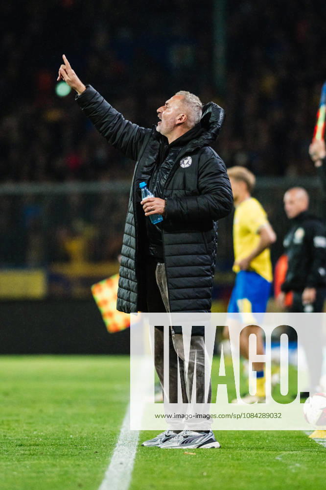 2. Bundesliga: Eintracht Braunschweig vs. Holstein Kiel, October 9, 2026—Tim Walter, Holstein Kiel’s coach, on the sidelines. Soccer, 2. Bundesliga, Matchday 7: Eintracht Braunschweig vs. Holstein Kiel on October 9, 2026, at Eintracht Stadium, Braunschweig. DFL regulations prohibit any use of photographs as image sequences and or quasi-video.