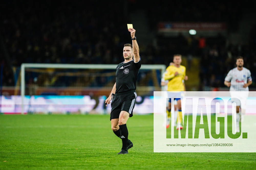 2. Bundesliga: Eintracht Braunschweig vs. Holstein Kiel, October 9, 2026—Referee Eric Dominic Weisbach shows a yellow card. Soccer, 2. Bundesliga, Matchday 7: Eintracht Braunschweig vs. Holstein Kiel on October 9, 2026, at Eintracht Stadium, Braunschweig DFL REGULATIONS PROHIBIT ANY USE OF PHOTOGRAPHS AS IMAGE SEQUENCES AND OR QUASI-VIDEO