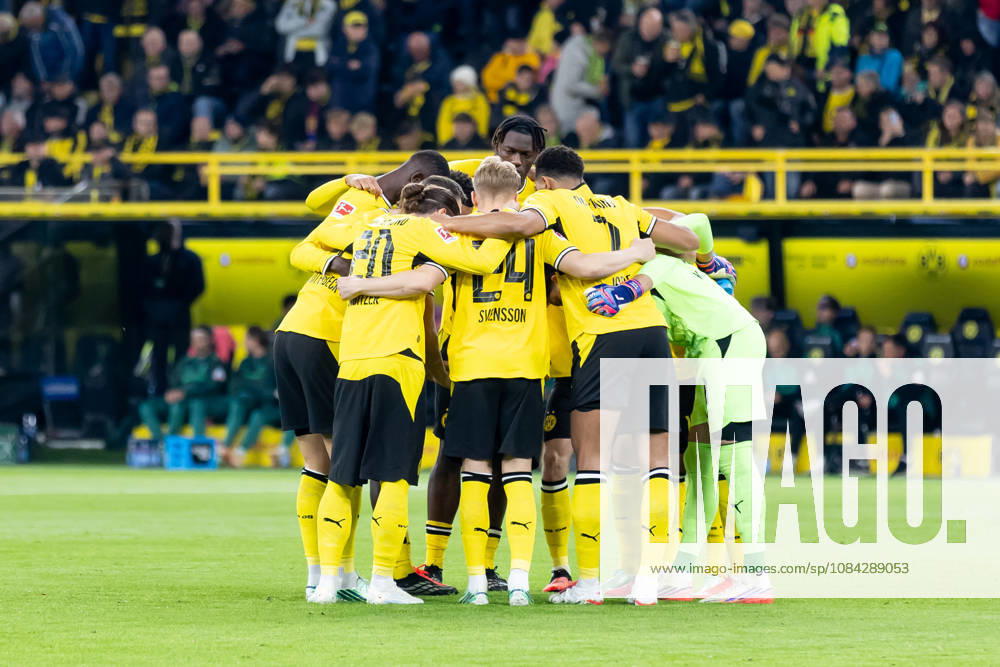 Dortmund, Germany October 9, 2026 Bundesliga 2026–2027 Matchday 5: Borussia Dortmund vs. SV Werder Bremen In the photo: Borussia Dortmund players form a team circle to show solidarity. DFL and DFB regulations prohibit any use of photographs as image sequences and or quasi-video. Signal Iduna Park, North Rhine-Westphalia