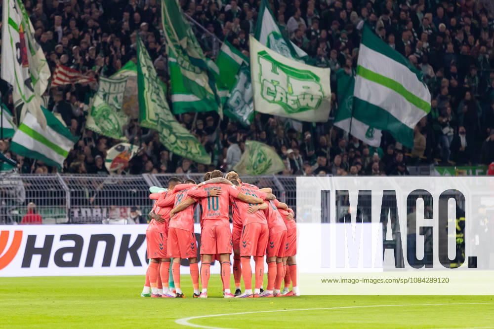 Dortmund, Germany October 9, 2026 Bundesliga 2026–2027 Matchday 5: Borussia Dortmund vs. SV Werder Bremen In the photo: The Werder Bremen players form a team circle to show solidarity. DFL and DFB regulations prohibit any use of photographs as image sequences and or quasi-video. Signal Iduna Park, North Rhine-WestPhalia