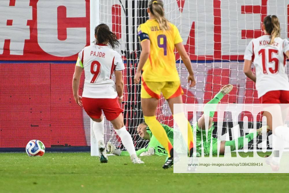 Belgium v Poland - FIFA Women s World Cup 2027 UEFA Qualifiers LEUVEN, BELGIUM - OCTOBER 09 : Seynhaeve Lowiese goalkeeper of Belgium stops a penalty during the FIFA Women s World Cup 2027 UEFA European Qualifiers play-offs round 1 path 2 first leg match between Belgium and Poland on October 9, 2026 in Leuven, Belgium, 09 10 2026 Leuven Belgium
