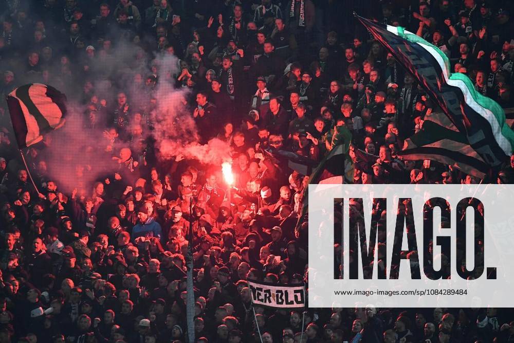 Preußen Münster vs. Rot Weiss Essen ** FOR ** **Soccer 3rd Division, Matchday 8: Preußen Münster vs. Rot-Weiss Essen on October 9, 2026, at the LVM Preußenstadion in Münster; Münster fans with pyrotechnics; Germany, North Rhine-Westphalia, Münster; Copyright ThorstenxTillmann