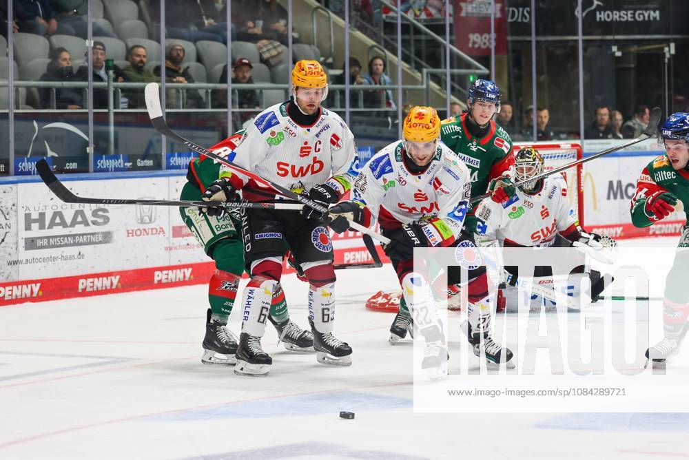 One-on-one, action, featuring Vladimir Eminger (Fischtown Pinguins 22) and Parker Tuomie (Fischtown Pinguins 6), Augsburger Panther vs. Fischtown Pinguins, Matchday 7, Ice Hockey, Penny DEL, October 9, 2026, Augsburg, Bavaria, Germany