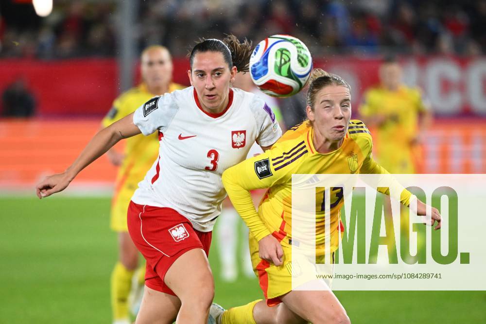 Belgium v Poland - FIFA Women s World Cup 2027 UEFA Qualifiers LEUVEN, BELGIUM - OCTOBER 09 : Wiktoria Zieniewicz of Poland fights for the ball with Dhont Elena forward of Belgium during the FIFA Women s World Cup 2027 UEFA European Qualifiers play-offs round 1 path 2 first leg match between Belgium and Poland on October 9, 2026 in Leuven, Belgium, 09 10 2026 Leuven Belgium