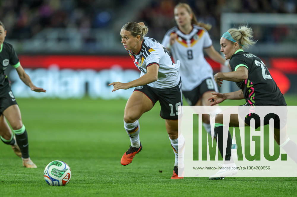 GER, Karlsruhe, Germany vs. Australia, FIFA, DFB, Soccer, 2026–2027 Season, BBBank Wildpark, Friendly Match: Pictured from left, Klara Bühl (Germany), Women’s National Team, Ellie Carpenter (Australia), 21. DFB and DFL regulations prohibit any use of photographs as image sequences and or quasi-video