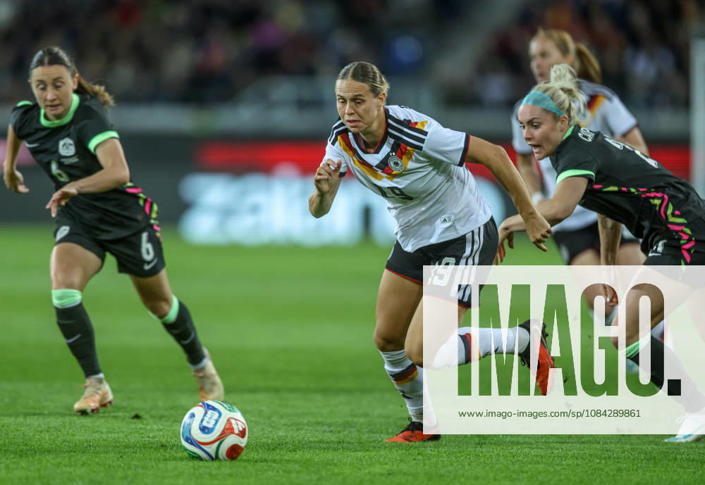 GER, Karlsruhe, Germany vs. Australia, FIFA, DFB, Soccer, 2026–2027 Season, BBBank Wildpark, Friendly Match: Pictured from left, Klara Bühl (Germany), Women’s National Team, Ellie Carpenter (Australia), 21. DFB and DFL regulations prohibit any use of photographs as image sequences and or quasi-video