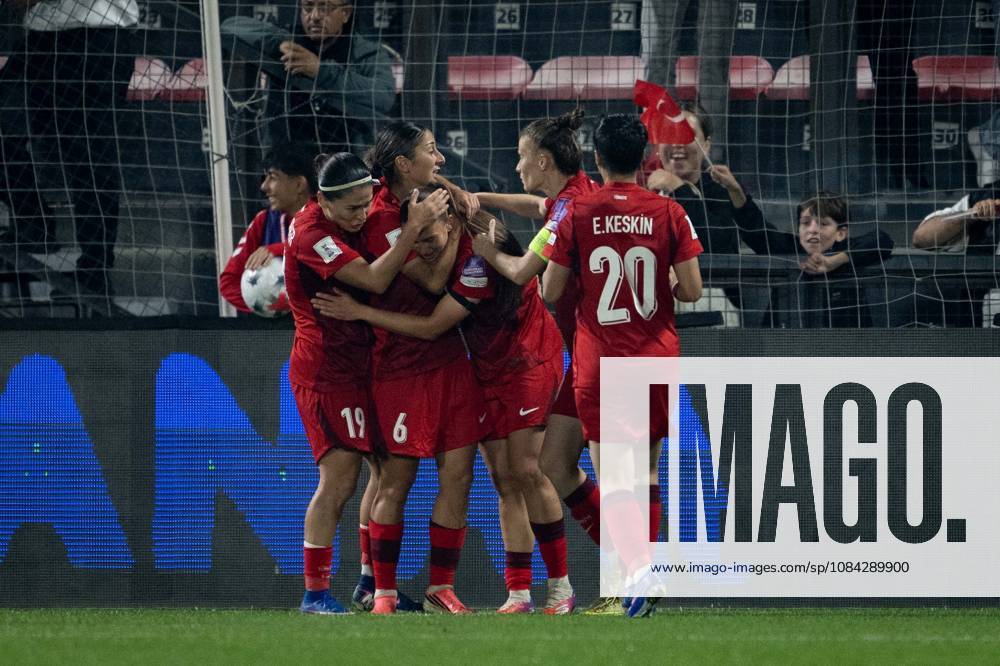 Turkiye v Slovenia - FIFA Women s World Cup 2027 European Qualifiers ISTANBUL, TURKIYE - OCTOBER 09: Players of Turkiye celebrate after a score during the FIFA Women s World Cup 2027 European Qualifiers Play-offs Round 1 First Leg between Turkiye and Slovenia at Pendik Stadium in Istanbul, Turkiye, on October 09, 2026. Didem Mente Anadolu Istanbul Turkey. Editorial use only. Please get in touch for any other usage.