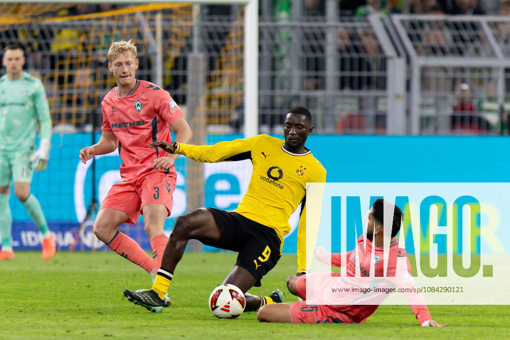 Dortmund, Germany October 9, 2026 Bundesliga 2026–2027 Matchday 5: Borussia Dortmund vs. SV Werder Bremen Pictured from left in a tackle: Serhou Guirassy (BVB) and Ludovit Reis (SVW). DFL and DFB regulations prohibit any use of photographs as image sequences and or quasi-video. Signal Iduna Park, North Rhine-Westphalia