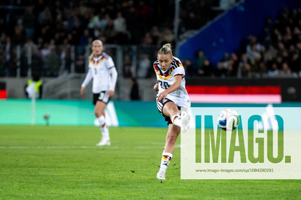 GER, Soccer, Women s, International Match, Karlsruhe, Germany vs. Australia, Elisa Senß, Germany, 20 am Ball, Karlsruhe, BBBank Wildpark, Baden-Württemberg, Germany