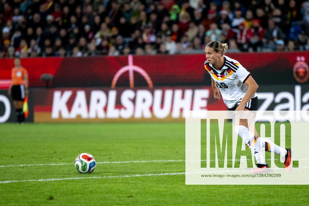 GER, Soccer, Women s, International Match, Karlsruhe, Germany vs. Australia; Klara Bühl (Germany), No. 19 with the ball; in the background: Karlsruhe branding, Karlsruhe BBBank, Wildpark, Baden-Württemberg, Germany