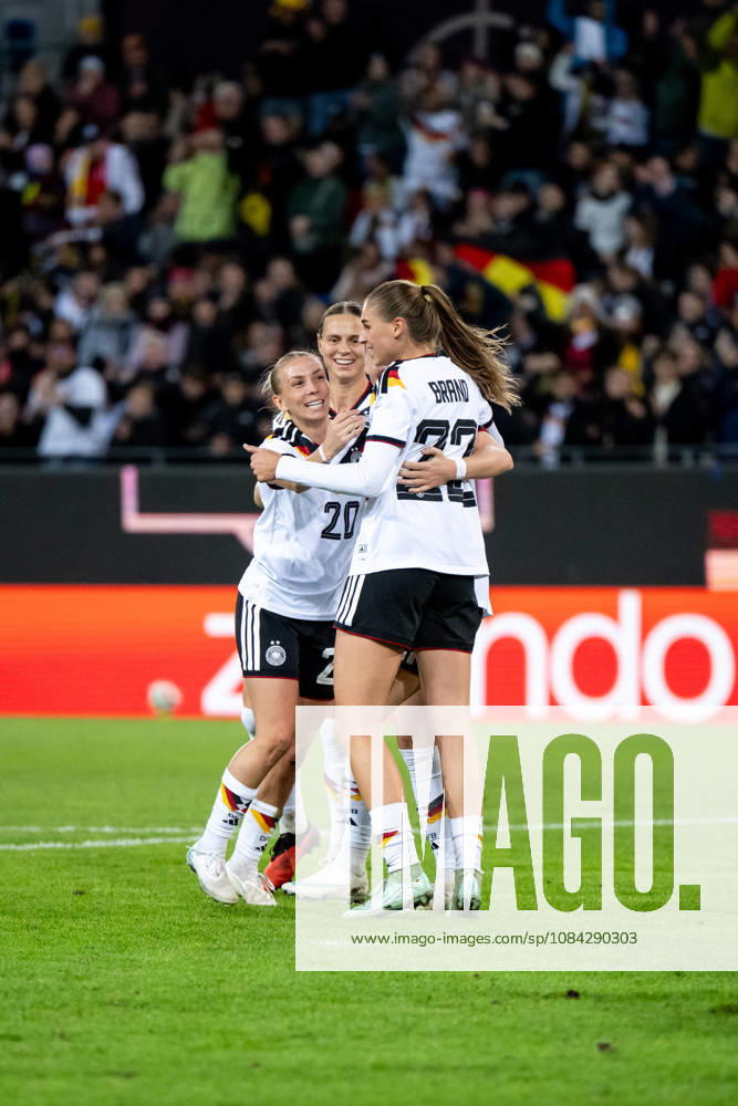 GER, Soccer, Women s, International Match, Karlsruhe, Germany vs. Australia: Elisa Senß (Germany, 20), Klara Bühl (Germany, 19), and Jule Brand (Germany, 22) celebrate the goal that made it 1–0. Karlsruhe BBBank Wildpark, Baden-Württemberg, Germany