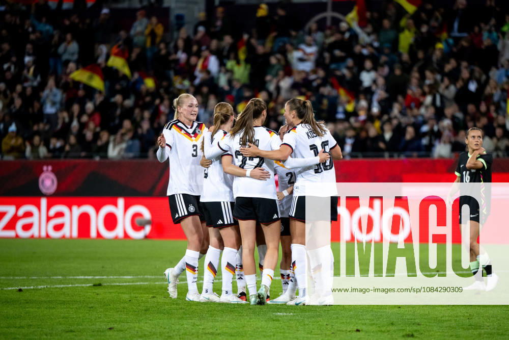 GER, Soccer, Women s, International Match, Karlsruhe, Germany vs. Australia Camilla Küver (Germany), 3, Sjoeke Nüsken (Germany), 9, Jule Brand (Germany, 22) and Melissa Kössler (Germany, 18) celebrate the goal that made it 1–0. Karlsruhe BBBank Wildpark, Baden-Württemberg, Germany