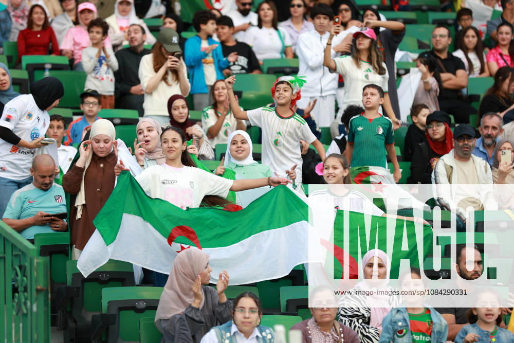 Algerie vs Republique centrafricaine feminine (Qualifications JO Les supporters algeriens celebrent, lors du match Algerie contre Republique centrafricaine feminine, Qualifications JO Los Angeles 2028, au Stade de 5 Juillet a Alger, en Algerie, le 09 Octobre 2026 (Photo By Billel Bensalem APPImages) Alger Algerie