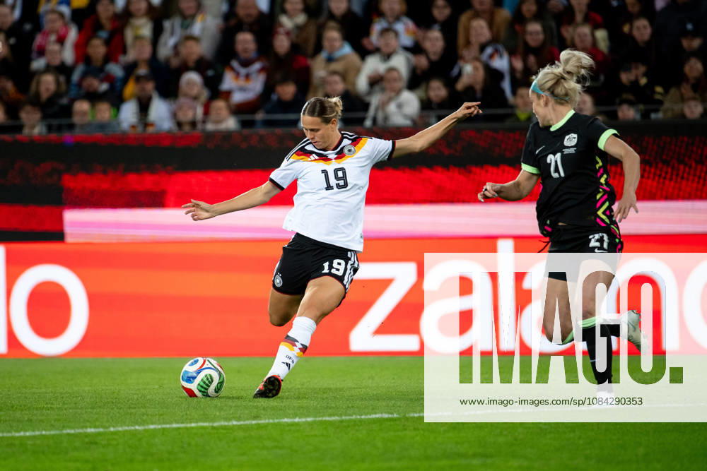 GER, Soccer, Women s, International Match, Karlsruhe, Germany vs. Australia; Klara Bühl (Germany), 19, in possession of the ball; next to her, Ellie Carpenter (Australia), 21; Karlsruhe BBBank Wildpark, Baden-Württemberg, Germany